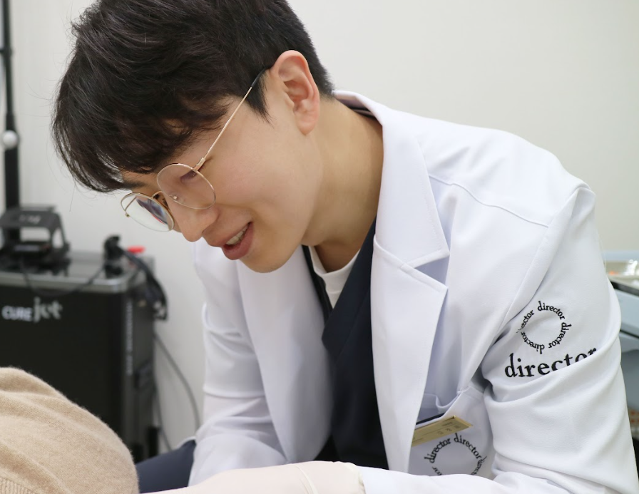 울산팔자주름 시술 전 환자에게 얼굴 구조와 시술 계획을 설명하는 진료 사진