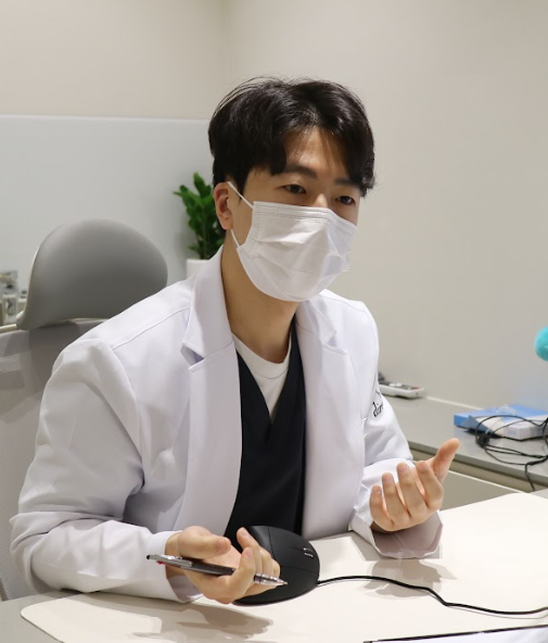 울산점빼기 시술 후 딱지가 자연스럽게 떨어질 때까지 두어야 하는 이유를 설명하는 진료 상담 사진