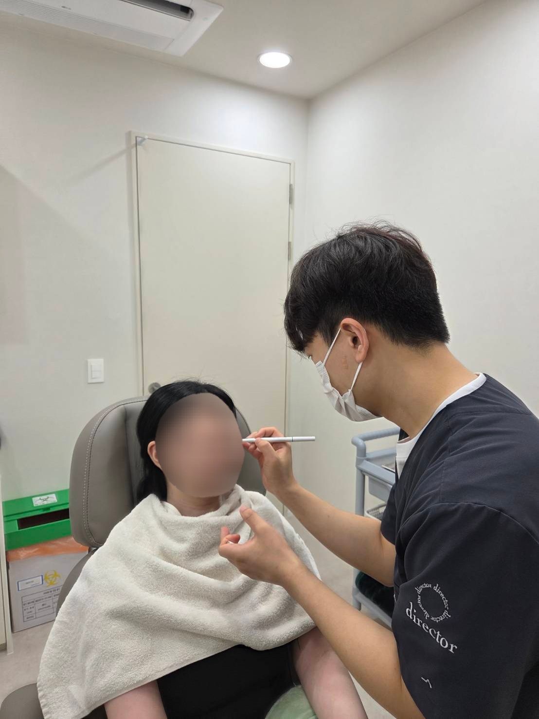 울산 편평사마귀 진료를 위해 의료진이 환자의 피부 상태를 꼼꼼하게 디자인하고 상담하는 모습