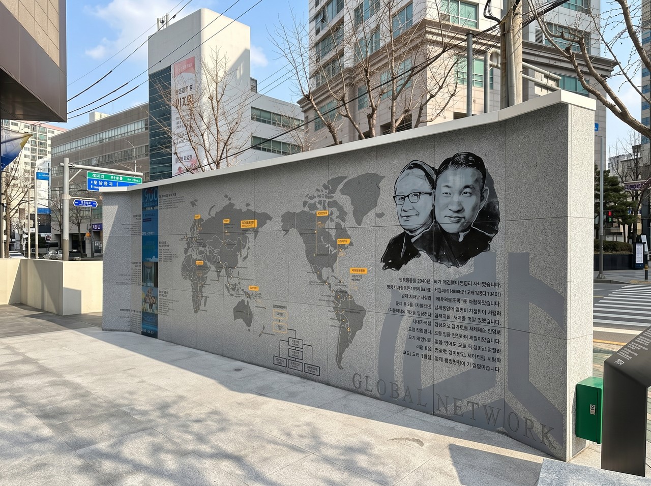 <p style="font-weight: 700; line-height: 130%; /* 2.275rem */ letter-spacing: -0.0875rem;">아트월/아트플로어</p>