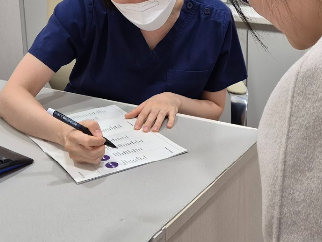 논현울쎄라 시술 전 피부 상태와 얼굴 라인을 분석하며 맞춤 상담을 진행하는 디렉터의원