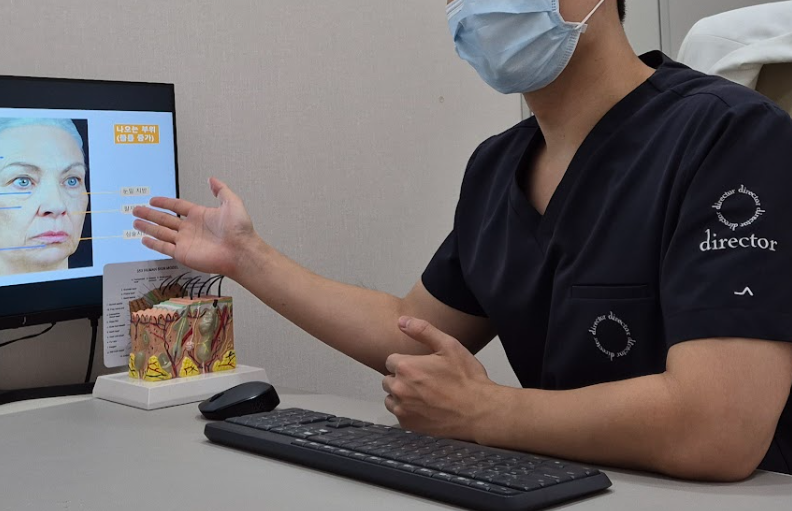 논현울쎄라 시술 전 원장이 피부 탄력과 얼굴 구조를 직접 분석하며 맞춤 리프팅 상담을 진행하는 디렉터의원 강남점