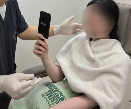 논현울쎄라 맞춤 시술을 위해 고객과 얼굴 비대칭 및 리프팅 디자인을 확인하는 디렉터의원