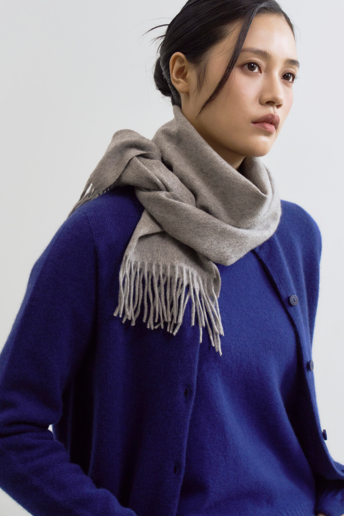 <b>여성 캐시미어 액세서리</b> <br><div style="height: 10px;"></div> <p style="font-size: 0.7em;">손끝과 피부에 닿는 섬세한 촉감으로 완성하는 계절의 디테일. 겨울날의 외출을 더욱 가치 있고 정돈되게 만들어줄 비알트만의 액세서리 컬렉션을 만나보세요.</p> <button onclick="location.href=''https://vialtcashmere.com/517" style="background-color: #FFFFFF; color: #000000; padding: 15px 30px; border: none; border-radius: 30px; font-size: 0.7em; margin-top: 15px; cursor: pointer;">지금 쇼핑하기</button><br><br>