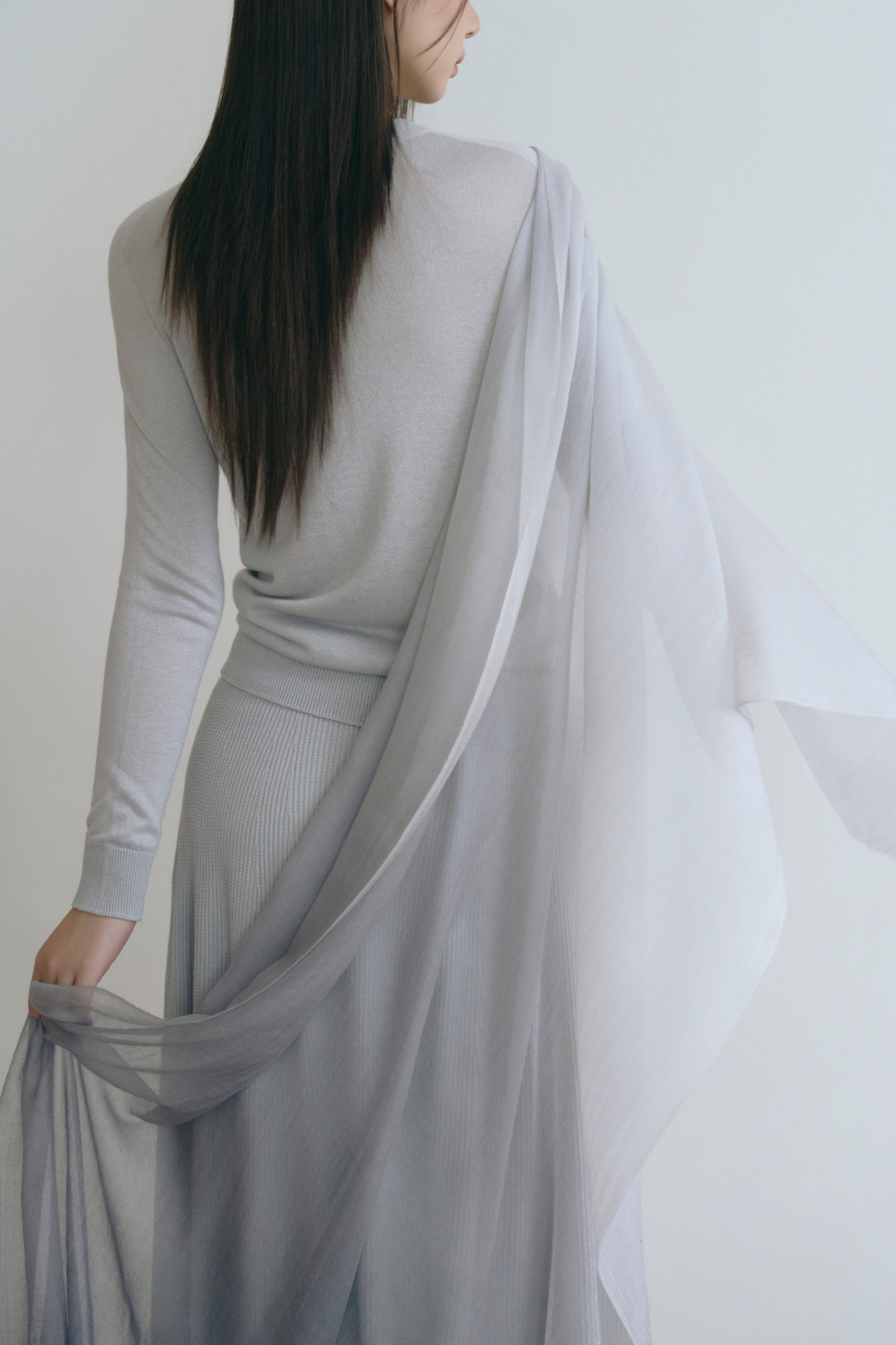 <b>올 시즌 머플러</b> <br><div style="height: 10px;"></div> <p style="font-size: 0.7em;">계절의 경계를 허무는 유연함. 사계절 내내 부담 없이 목선을 감싸주는 정제된 짜임과 가벼운 텍스처로, 어떤 스타일링에도 자연스러운 온기를 완성합니다.</p><button onclick="location.href='https://vialtcashmere.com/511'" style="background-color: #ffffff; color: #000000; padding: 15px 30px; border: none; border-radius: 30px; font-size: 0.7em; margin-top: 15px; cursor: pointer;">지금 쇼핑하기</button><br><br>