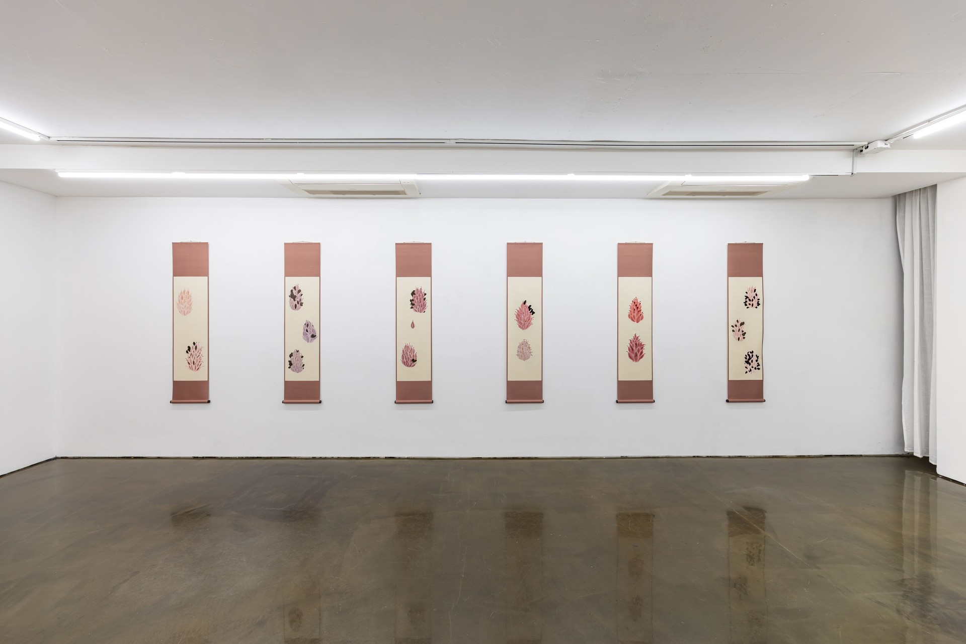 염증의 바깥, 2026, 장지에 분채, 호분(Pigment, Shell White on Korean paper), 150×34cm (6pcs)