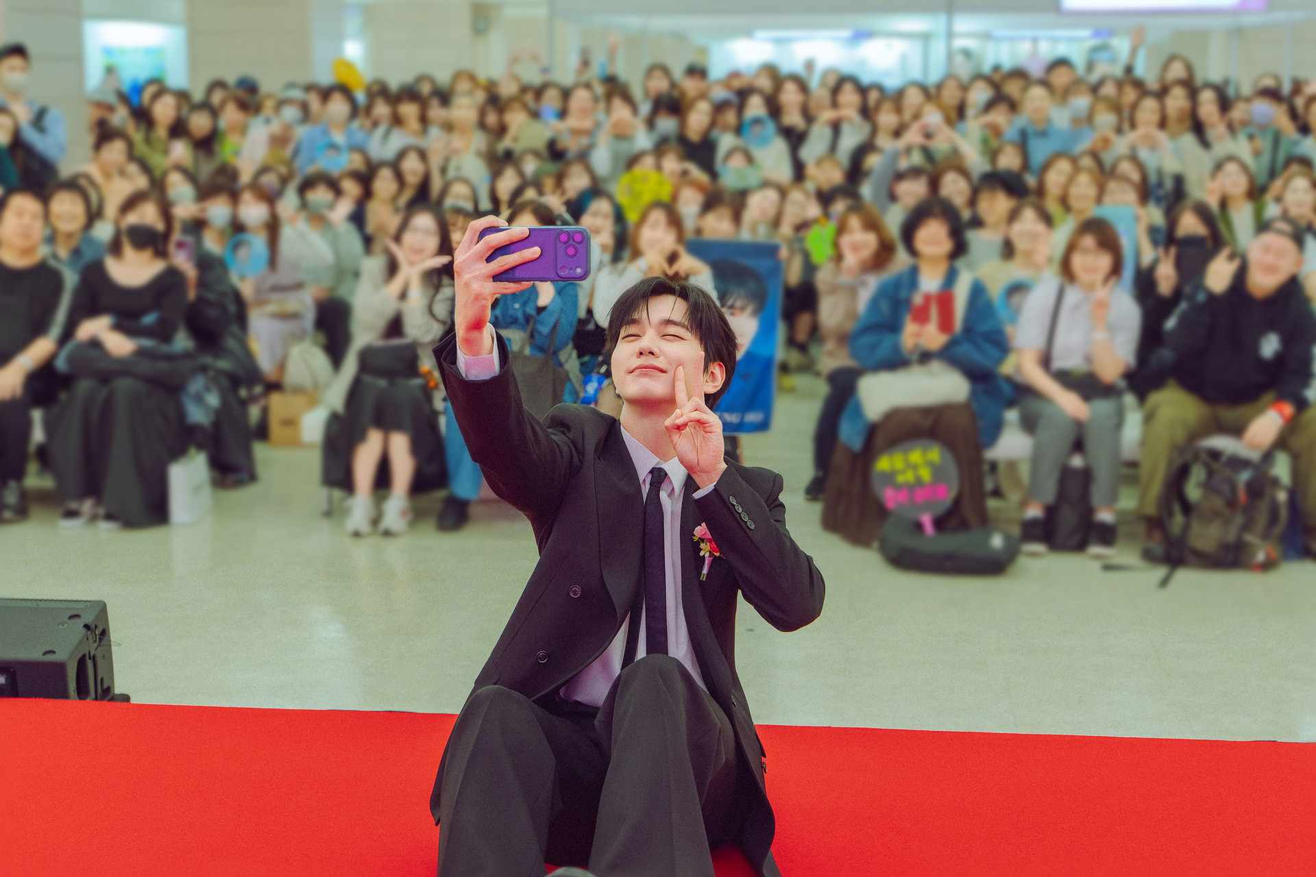 Surprise guest & fan meeting at Korea Expo Tokyo, with celebrities greeting a packed audience.