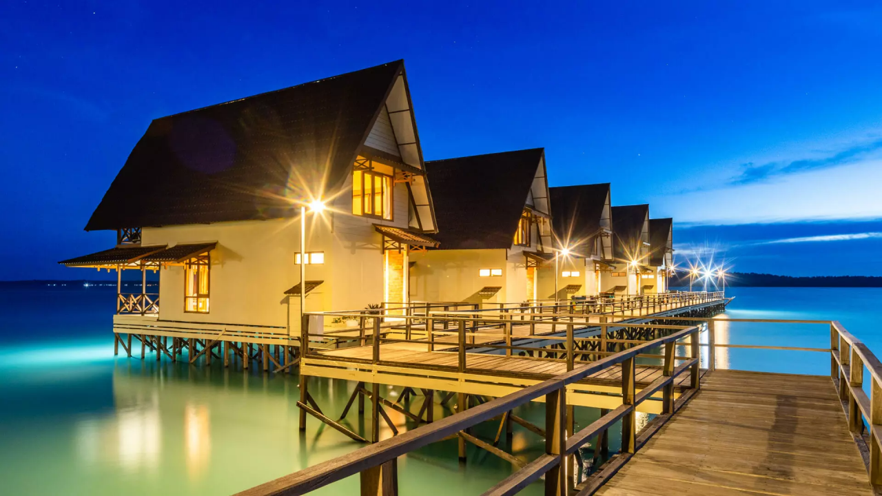 Kakaban Water Villa 야간 외관