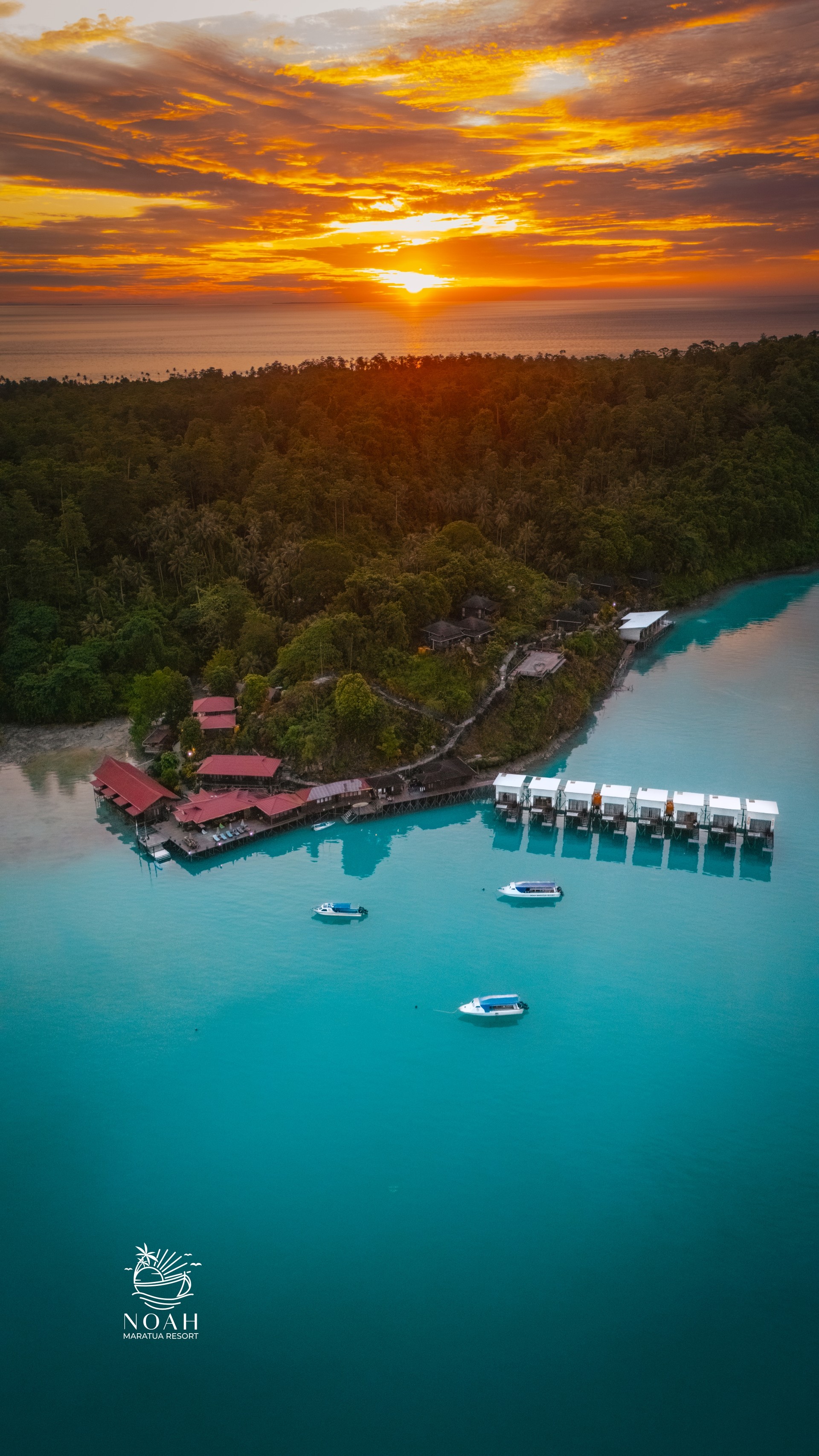 일몰 시간의 NOAH Maratua Resort 드론 전경