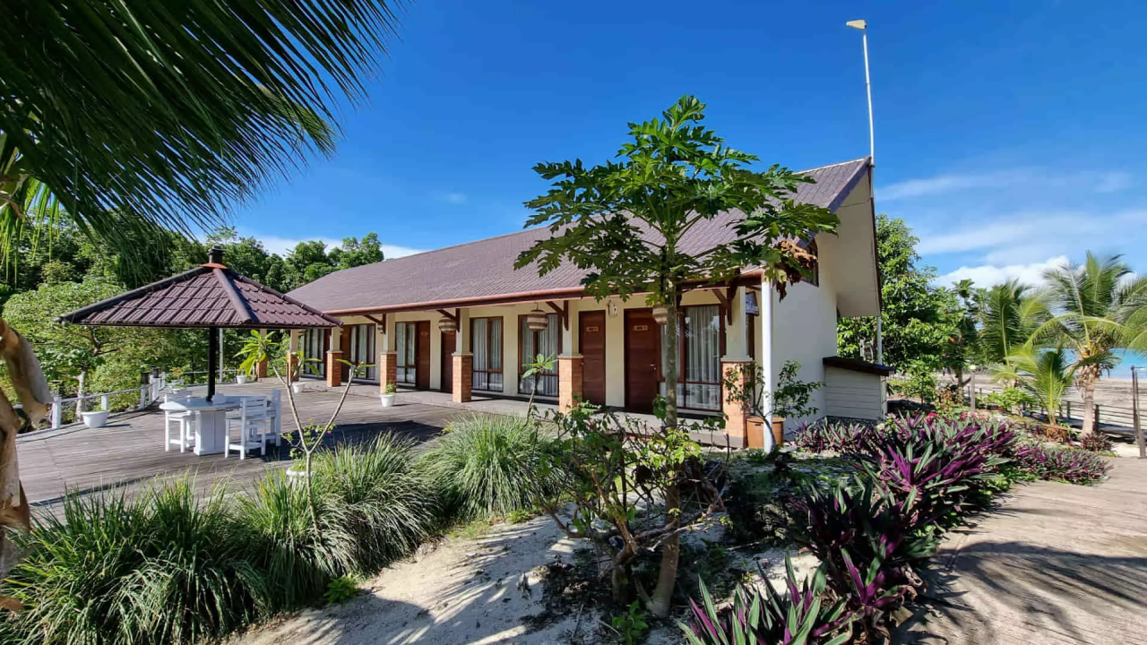 Sidau Cottage 외관과 공용 데크