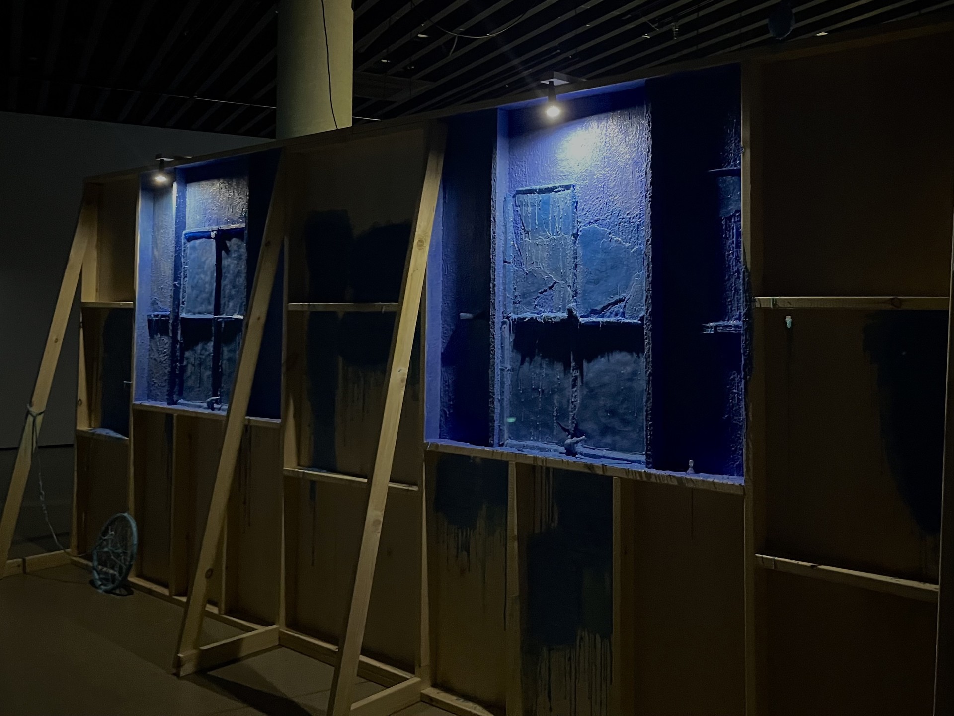 유상우 개인전 Blue wall