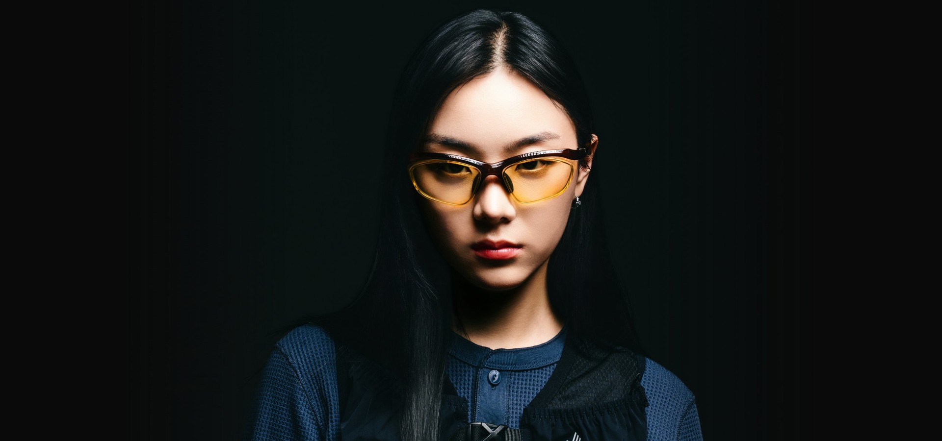 FLIPDEEP WING 옐로 렌즈 착용 모델