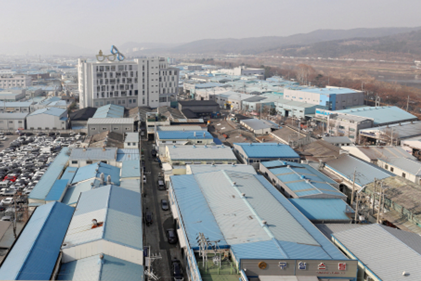 <span style="padding:6px 40px; font-weight:bold; background-color:#ffb000;">산업단지 노후 지붕</span>