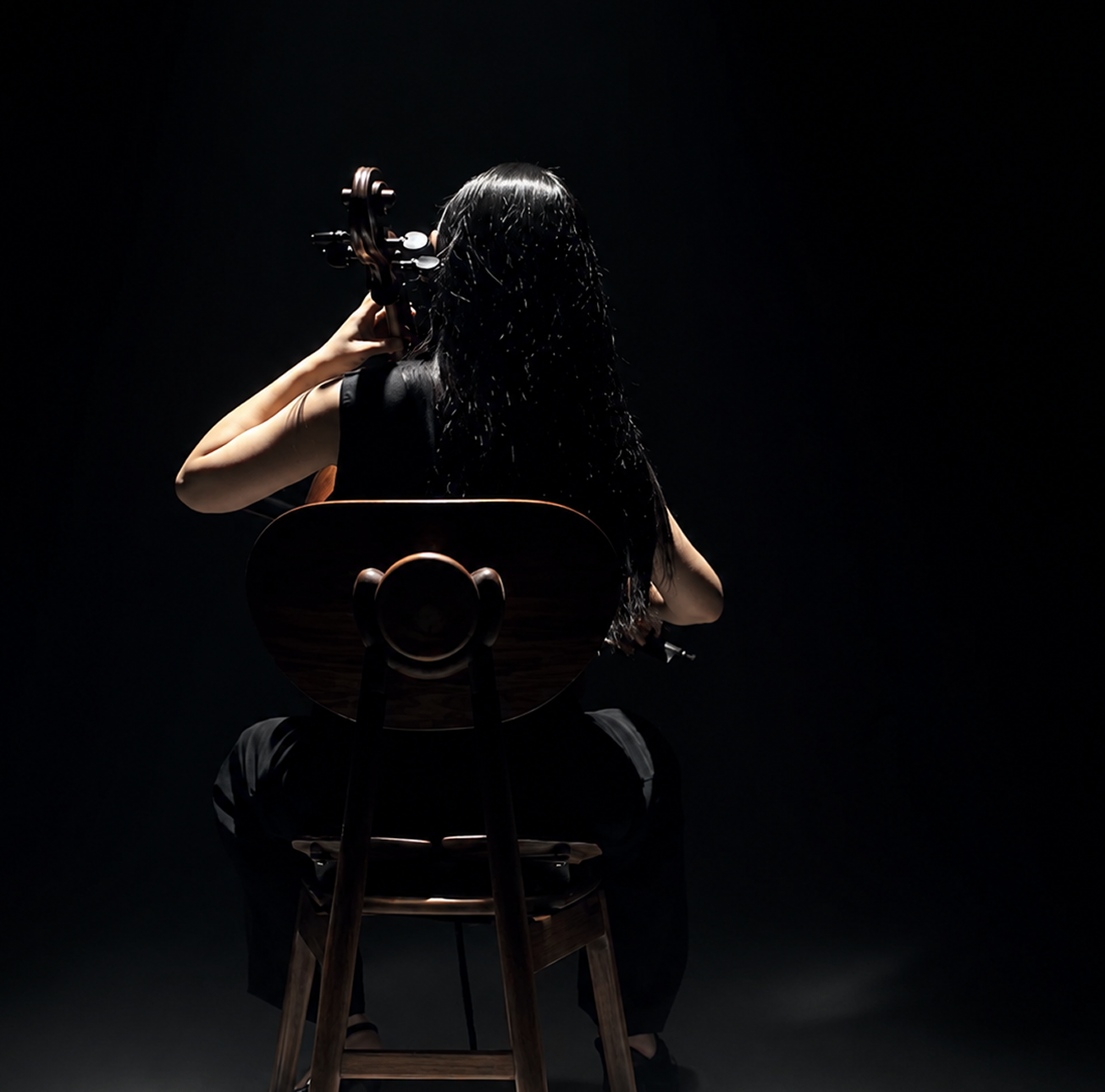 Cellist using a NOOGI chair