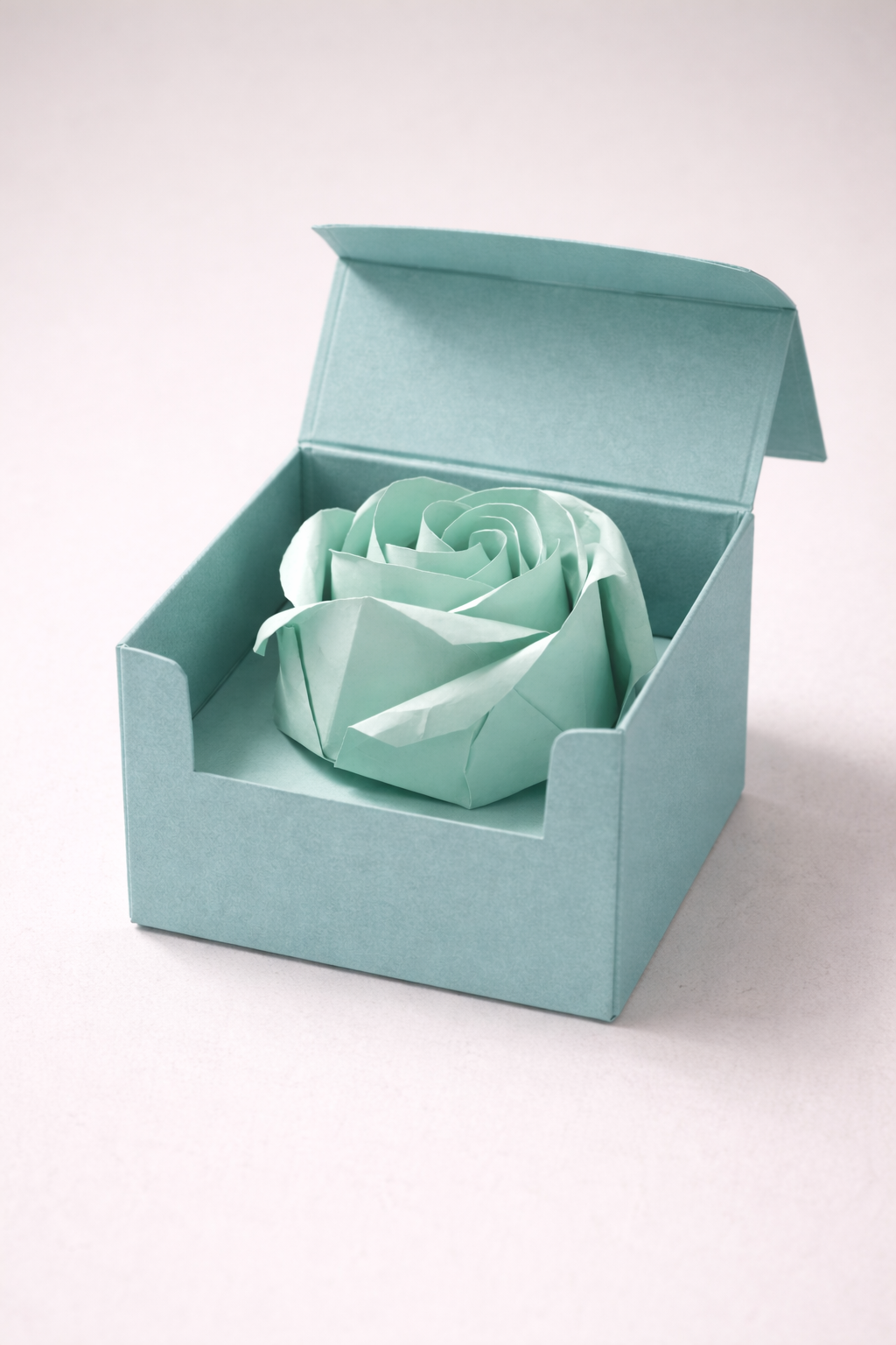 <p style="margin-left:10px;">펼치는 순간, 입체로 전개되는 팝업구조물을 통해 <p style="margin-left:10px;">메시지를 '경험'으로 전환합니다.</p><h5 style="margin-left:10px">새로운 시도이면서도 안정적으로 운영될 수 있도록 지속 가능한 방식으로 설계합니다.</h5>