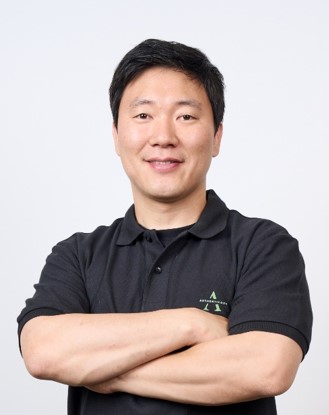 팔로산토 작업자가 공방에서 나무를 살피는 모습