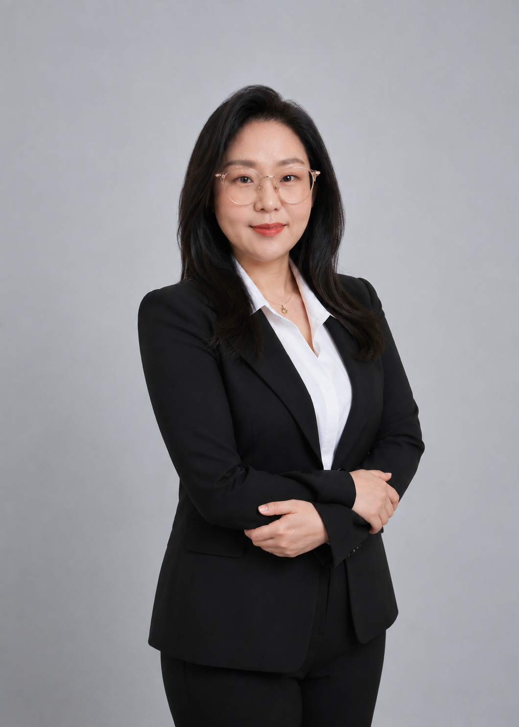 <span style="background-color: rgba(240, 242, 245, 0.95); padding: 8px 16px; border-radius: 20px; display: inline-block; color: black; font-weight: bold; font-size: 18px;">황고근 실장</span>