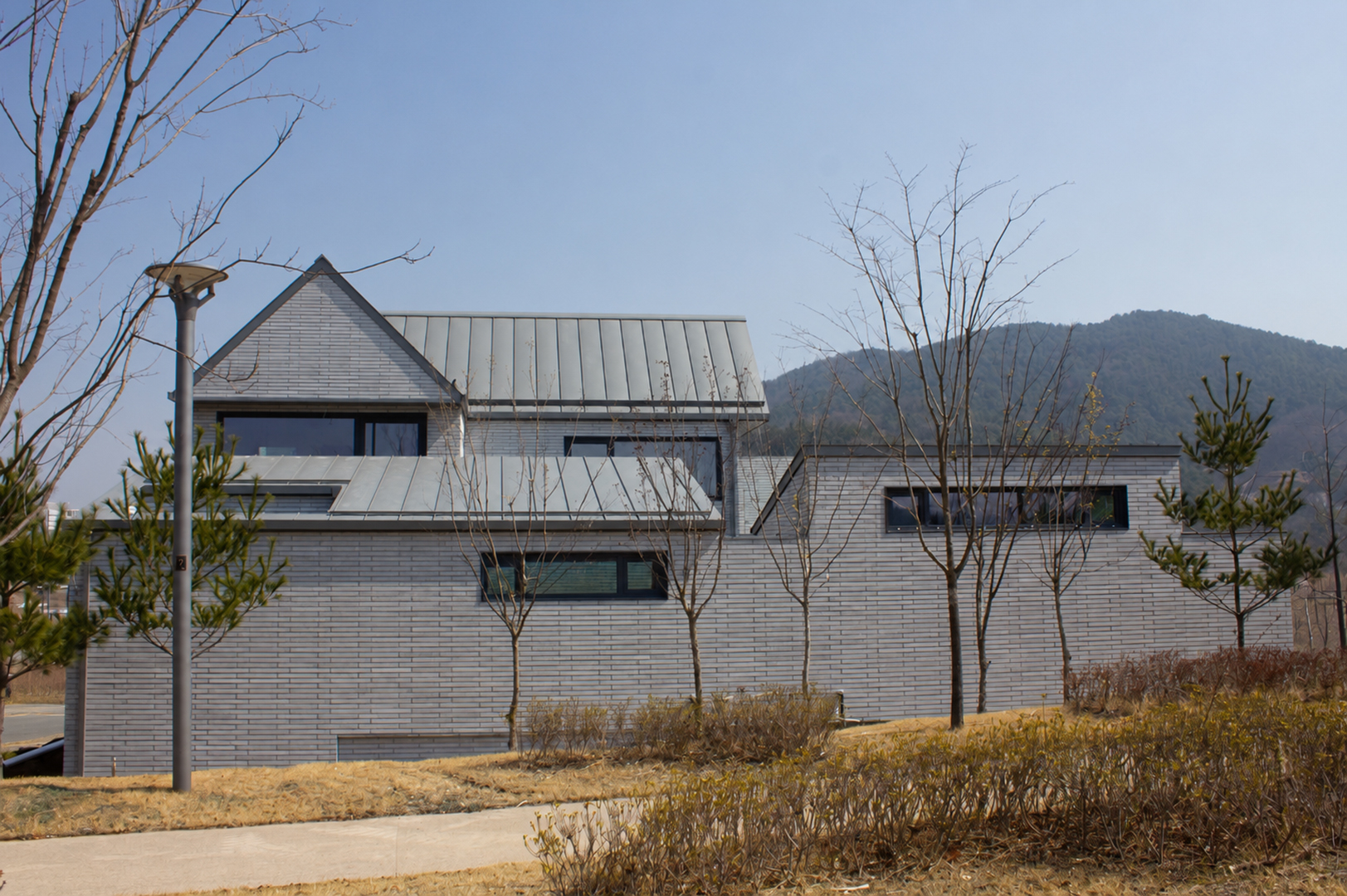 공원 산책길에서 바라본 세종시 집현동 단독주택 II