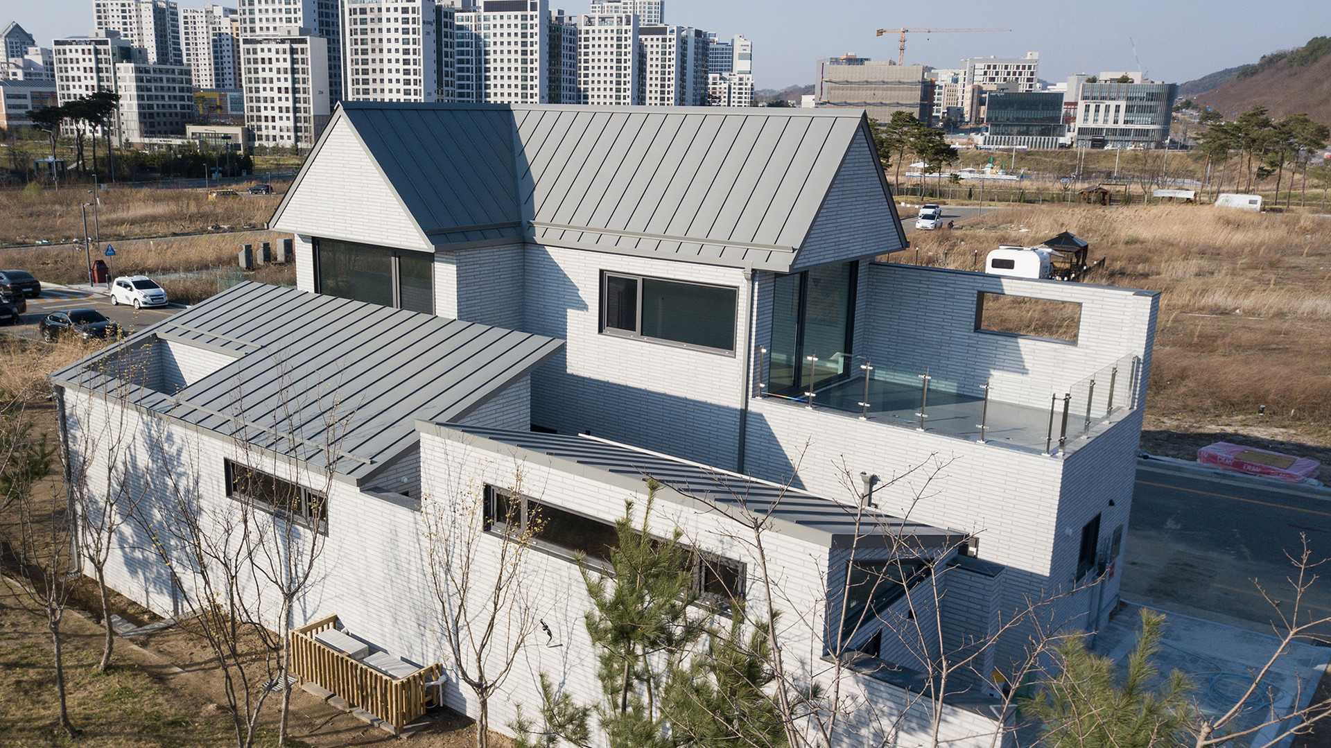 남쪽에서 바라본 세종시 집현동 단독주택 II 외관