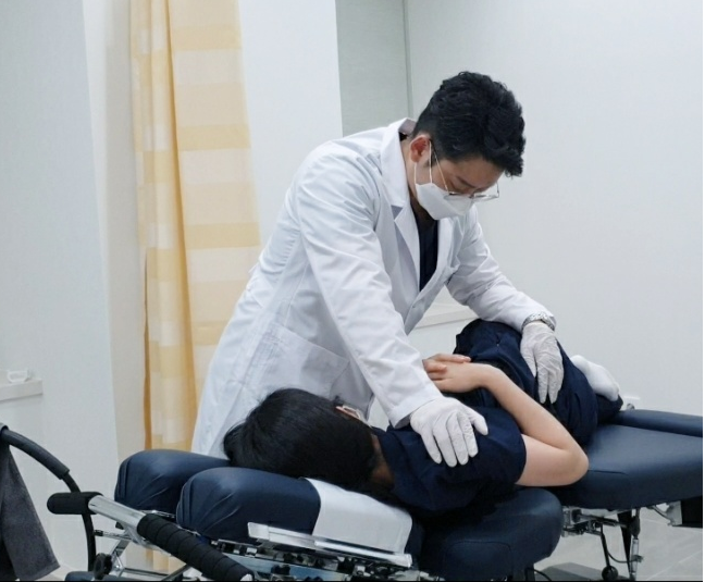 등 통증과 흉추 움직임을 치료하는 추나요법
