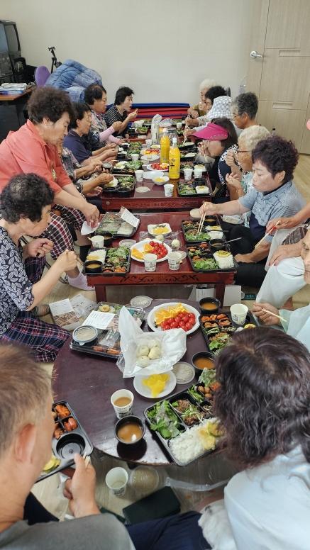 정읍 용서리  마을회관 에서 복이팡팡 공연후 마을 주민들이 음식을 함께 먹는 모습