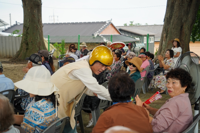 오복배달부가 객석의자 넘어 구석구석 오복선물을 전달하는 모습