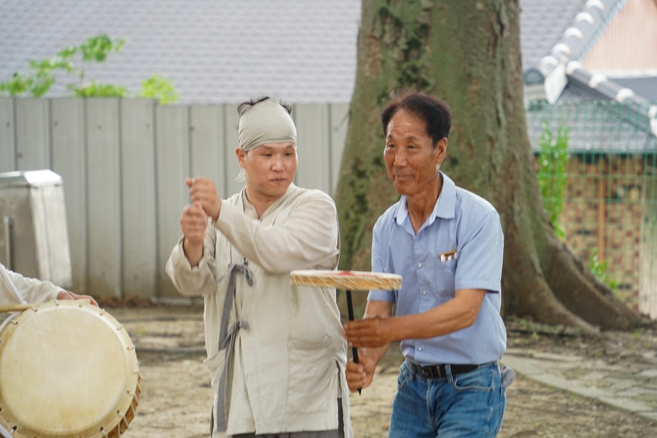 정읍 용서마을 이장님이 버나놀이 체험공연 참여하는 모습