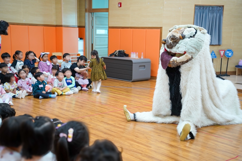 바닥에 주저앉은 강아지탈 해피에게 다가가는 아이