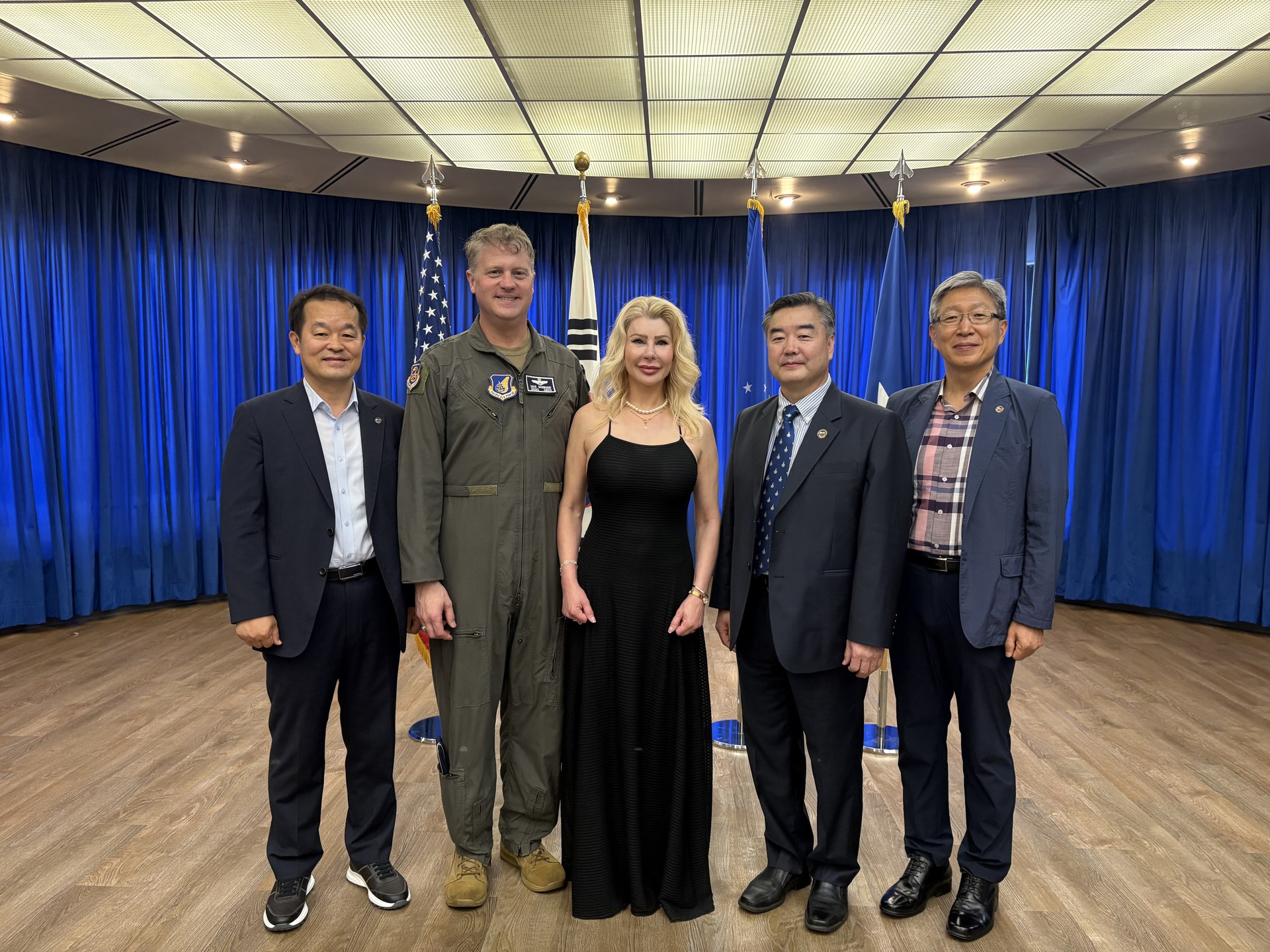 미7공군사령관 이취임식 (8.7, 왼쪽에서 두번째 신임사령관 슈메이커 중장)