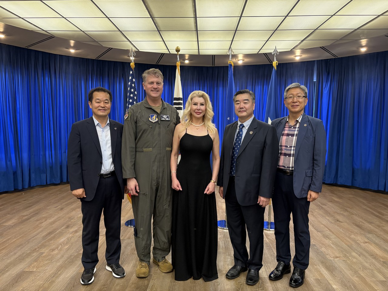 미7공군사령관 이취임식 (8.7, 왼쪽에서 두번째 신임사령관 슈메이커 중장)