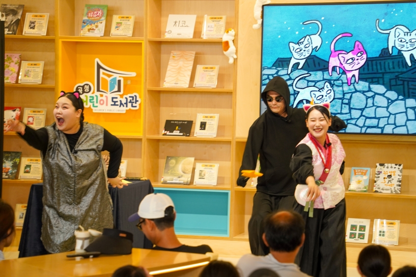 별이 빛나는 밤 영상 앞에서 무명이와 얼룩이 배우들이 즐겁게 춤을 추는 썸타기 장면