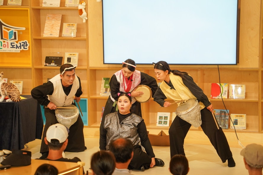 고양이 무명이가 다른 고양이들에게 혼나면서도 씩씩한 표정을 짓는 장면