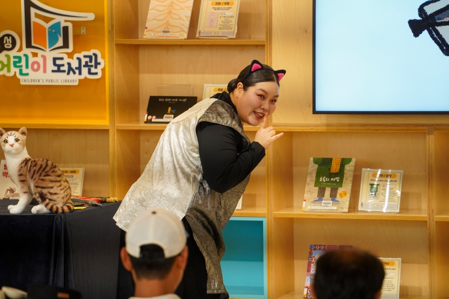 고양이 무명이가 손가락으로 쉿 하며 비밀을 만드는 표정을 짓는 장면