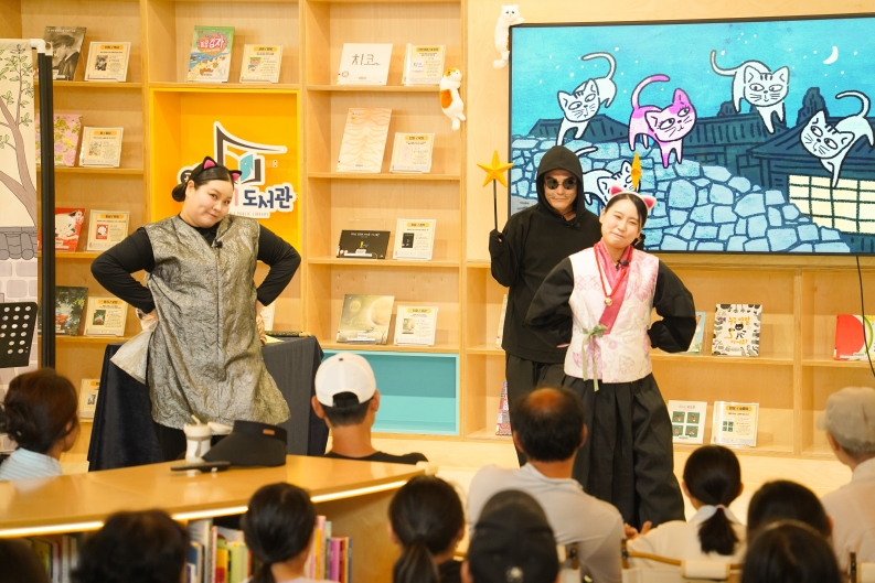 곡성어린이도서관 어린이공연 나는고양이로소이다 - 고양이 분장 출연자들이 무대 위에서 춤추는 장면