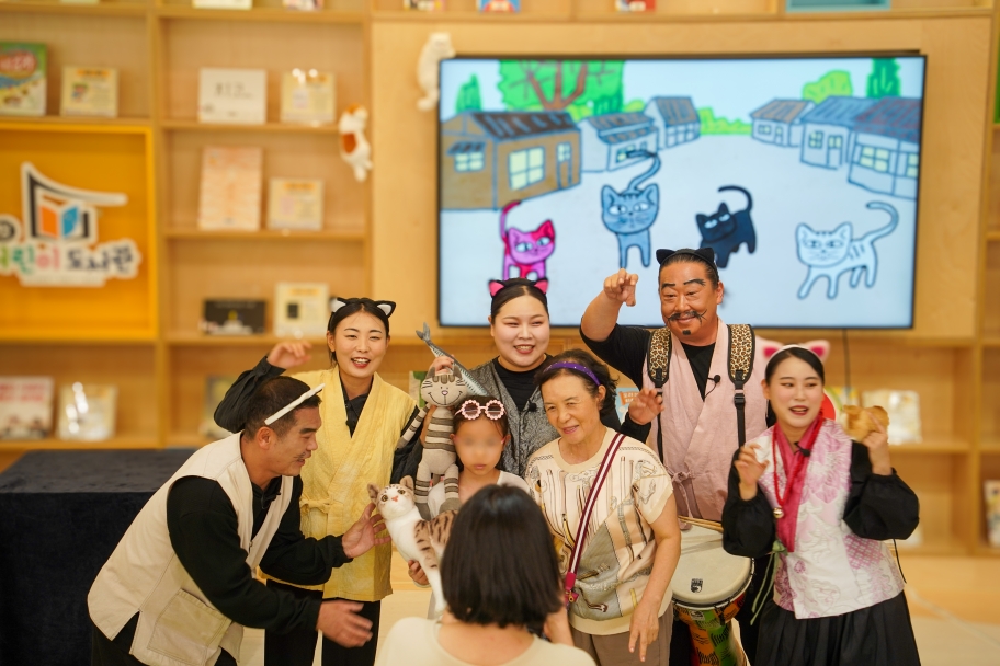 할머니와 손녀가 배우들과 함께 기념촬영을 하는 모습