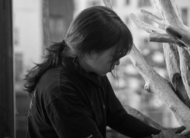 <p style="  margin-bottom:-10px;">서수경</p><h5 style="line-height: 0.8; margin-bottom:0px;"><strong>Suh SooKyung</strong></h5>