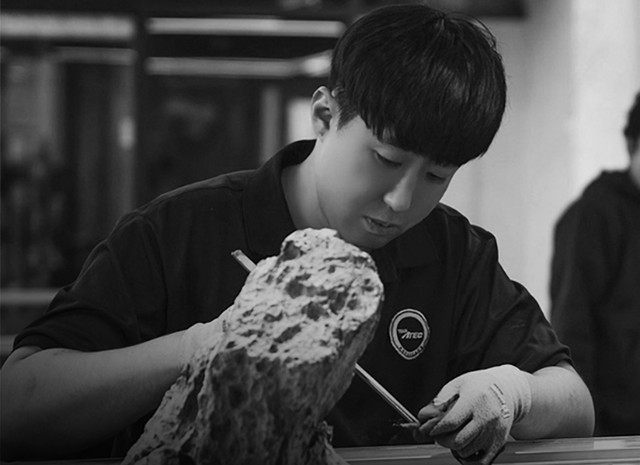 <p style="  margin-bottom:-10px;">윤진웅</p><h5 style="line-height: 0.8; margin-bottom:0px;"><strong>Yun JinWoong</strong></h5>