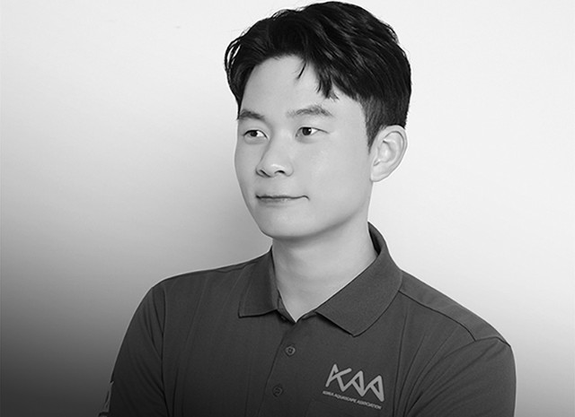 <p style="  margin-bottom:-10px;">한건희</p><h5 style="line-height: 0.8; margin-bottom:0px;"><strong>Han GunHee</strong></h5>