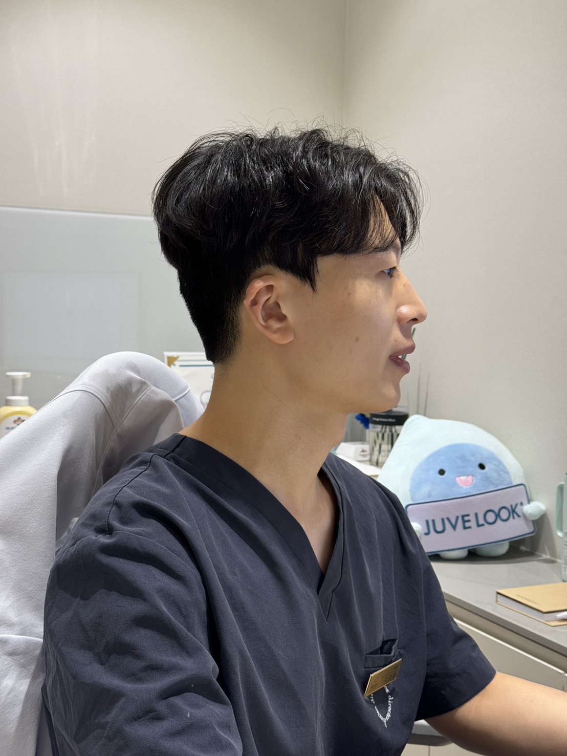 울산리쥬란힐러 상담 중인 디렉터의원 원장 측면 모습, 진료실 배경
