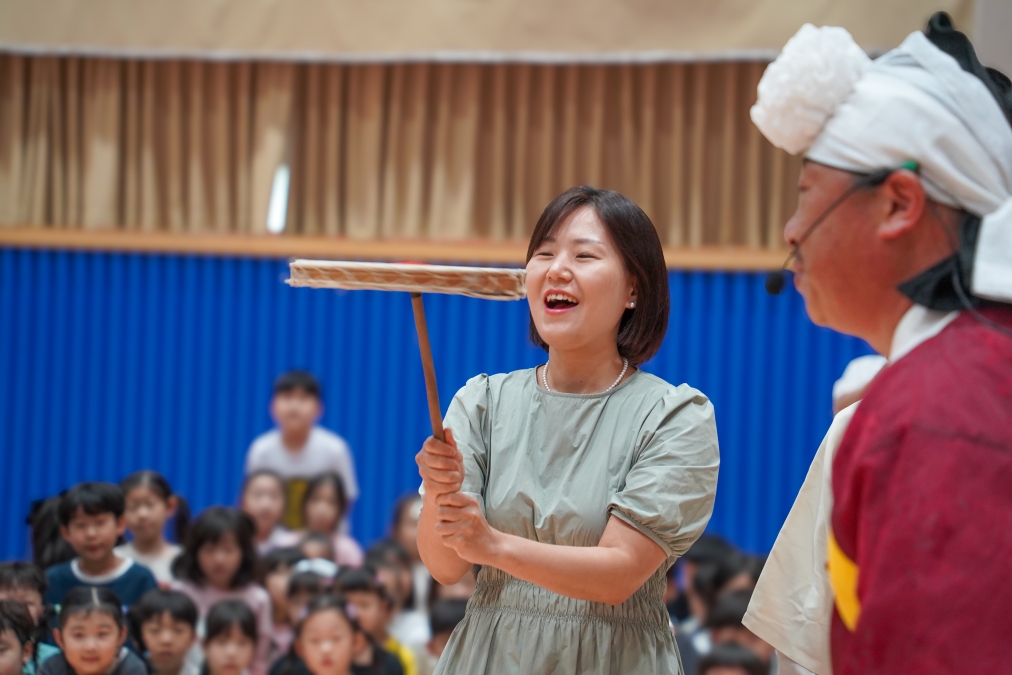 출연자의 도움을 받아 웃으며 버나놀이를 체험하는 선생님