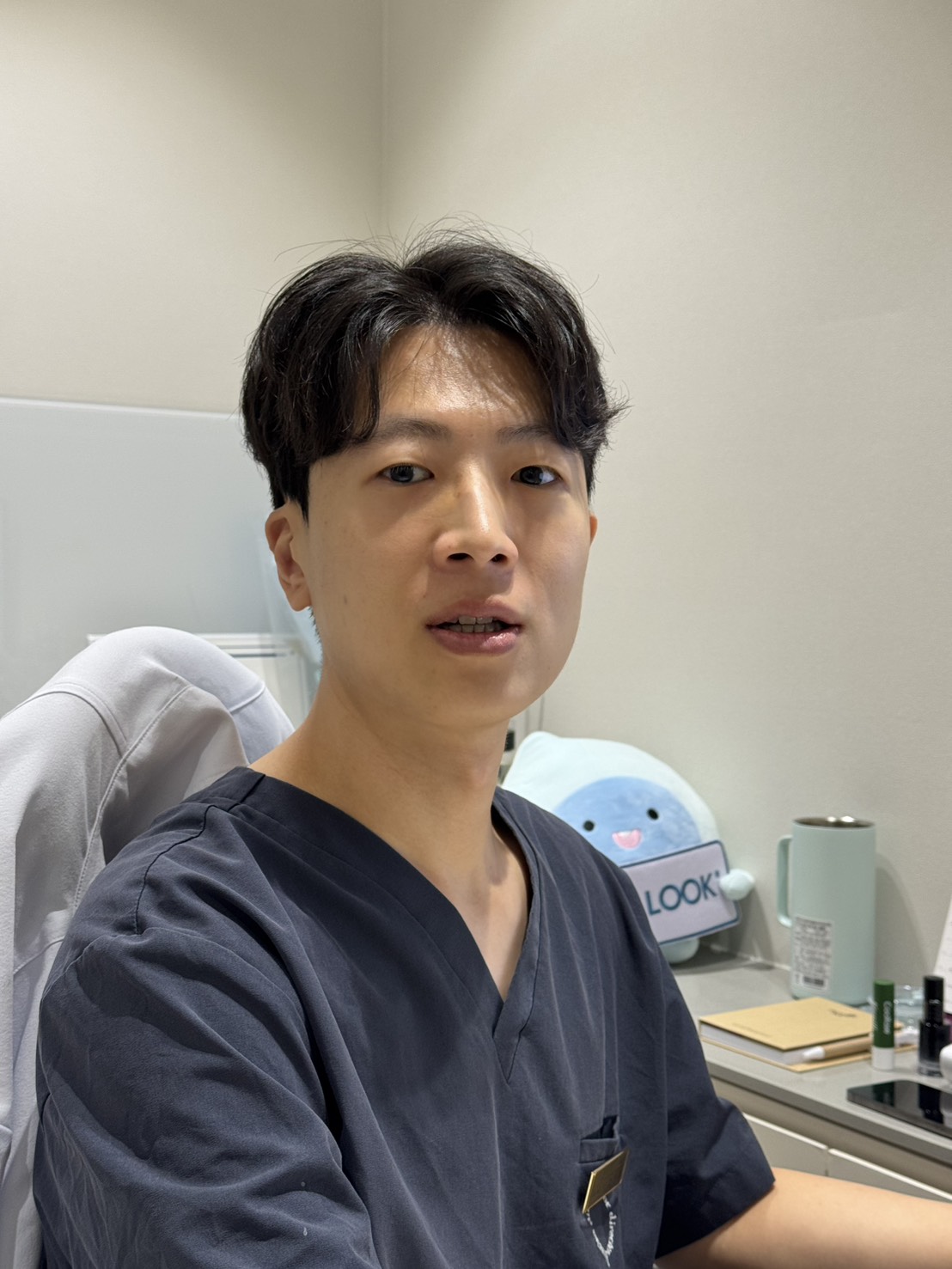 울산리쥬란힐러 설명하는 디렉터의원 원장, 진료실 정면 인터뷰 컷