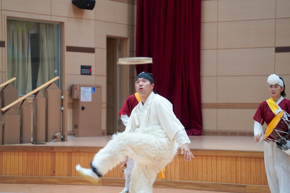 경산 성암초등학교 병설유치원 공연에서 발로 버나를 공중에 던지는 묘기를 선보이는 출연자