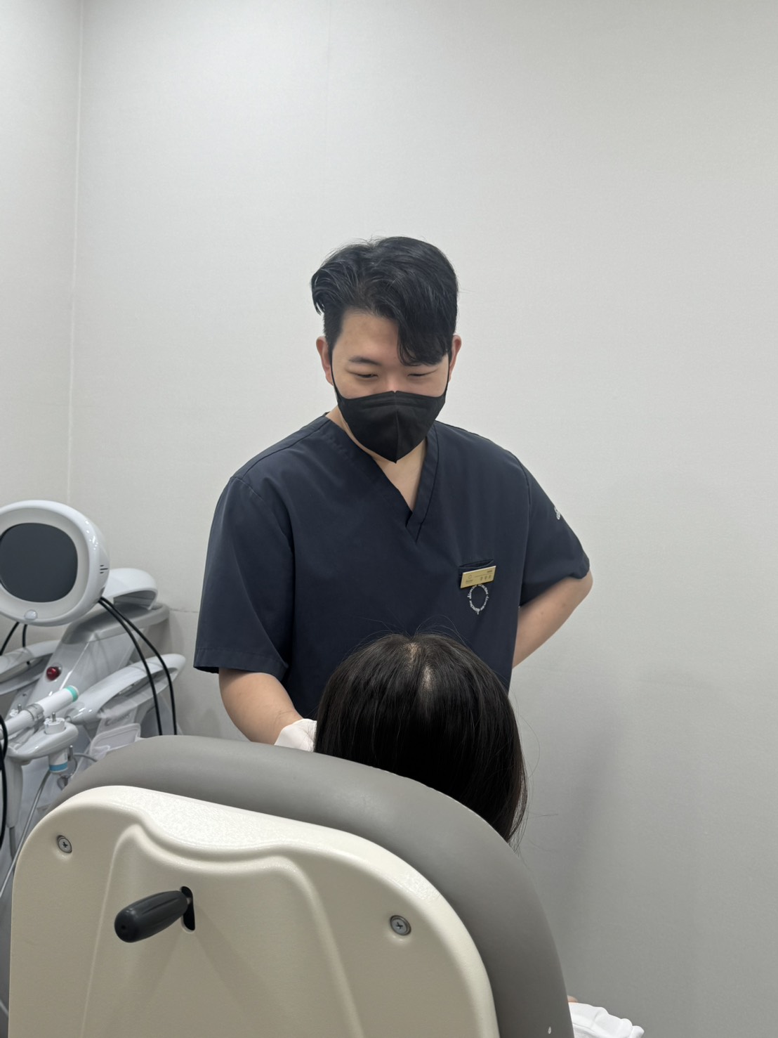 울산슈링크유니버스 시술 전 얼굴 상태 확인하는 모습