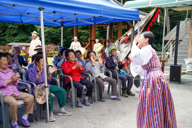 무주 치목마을회관 앞에서 복이팡팡 공연단의 소리에 맞춰 박수 치며 즐거워하는 마을 어르신들