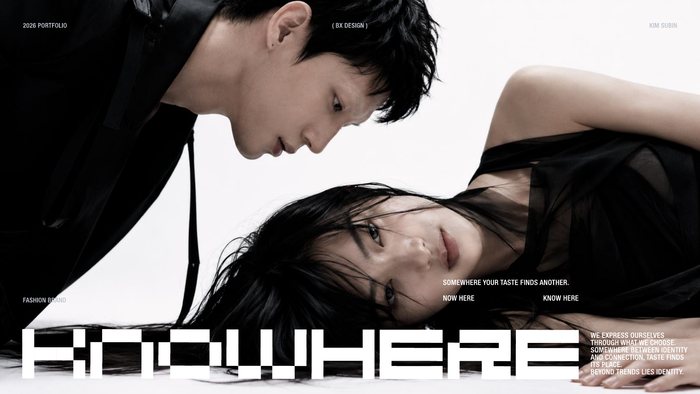 두 인물의 사진 아래에 KNOWHERE 글자를 길게 배치한 패션 표지