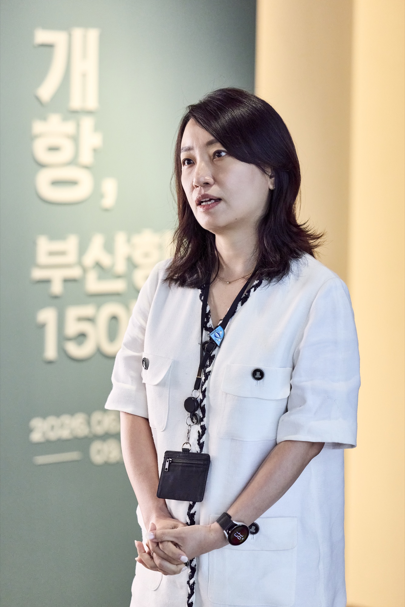 《개항, 부산항 150년》 전시 타이틀 벽을 배경으로 선 백승주 전시기획팀장.