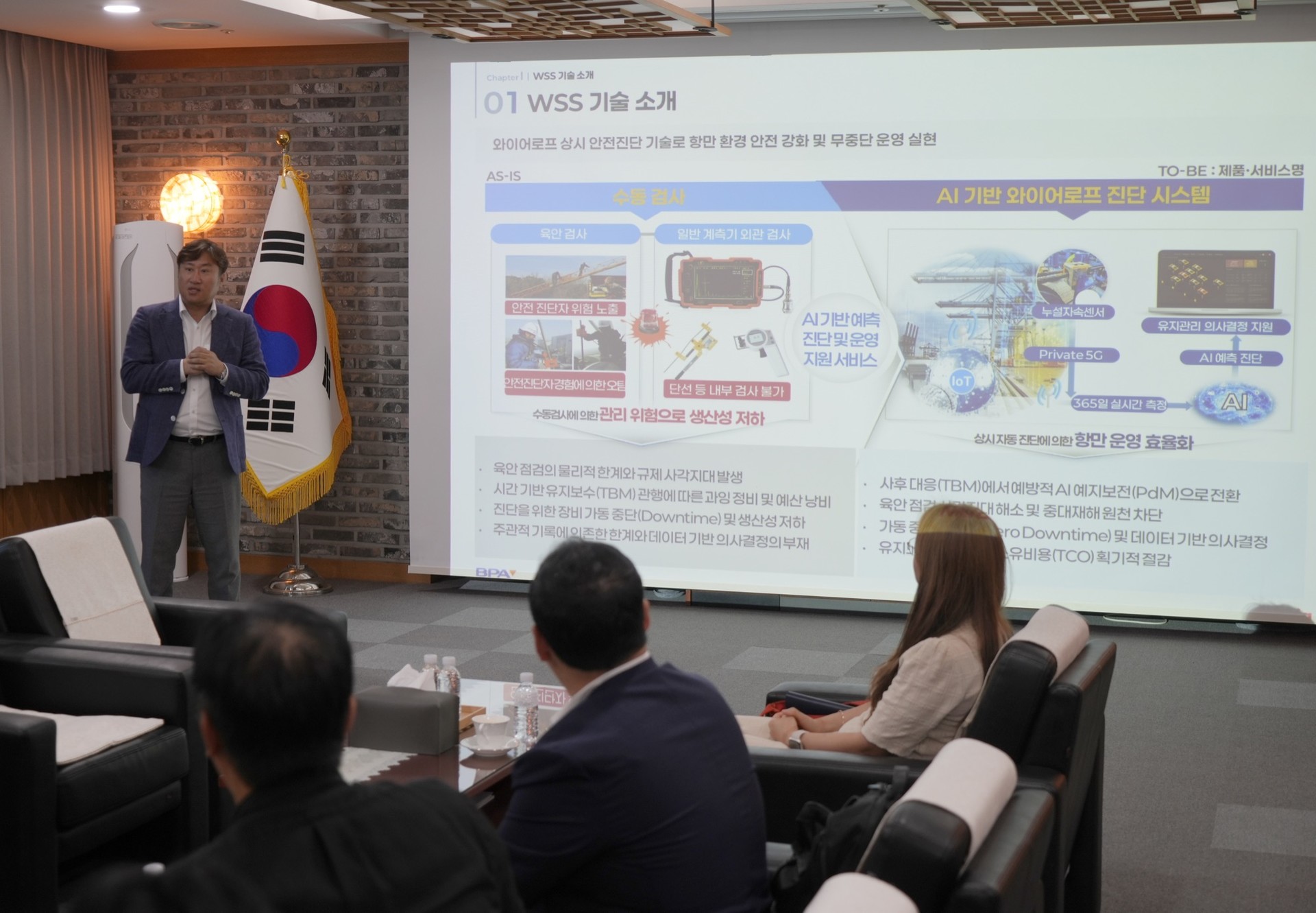 연정흠 부산항만공사 연구개발부장이 공동 특허기술 가운데 와이어로프 상시 안전진단 시스템을 설명하고 있다.