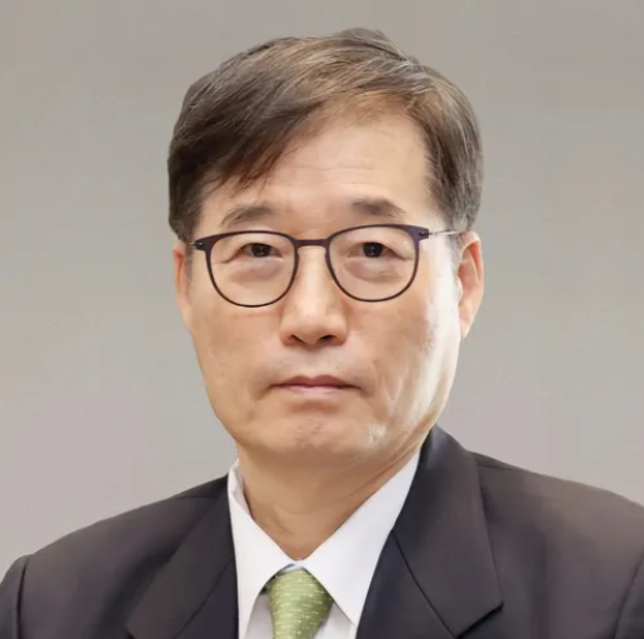 -<br><strong>이 근 </strong> <br> <span style="font-size:14px;">한국경제학회 명예회장 · 중앙대 경제학부 석학교수</span>