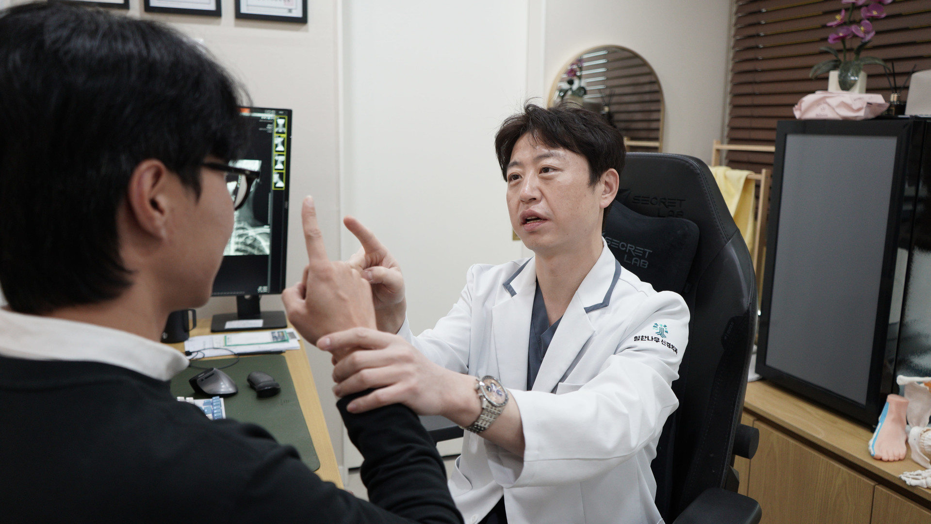 조직 상태와 치료 방향을 살피는 모습