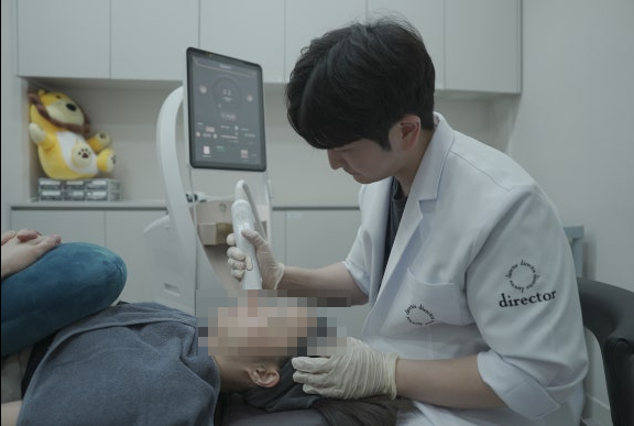 대전울써마지 담당 원장이 진료실에서 환자에게 직접 시술하는 모습 사진